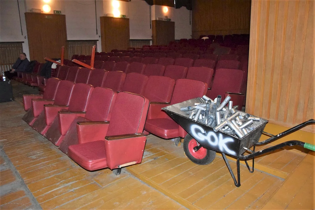 Milejów: 200 foteli kinowych do wzięcia za free - Zdjęcie główne