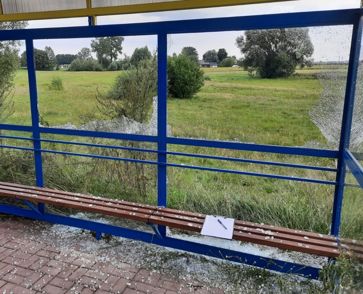 Gmina Żyrzyn: Zniszczył 8 wiat przystankowych, bo zdenerwowała go dziewczyna - Zdjęcie główne