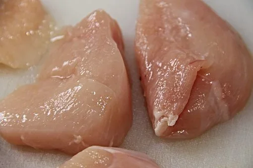 GIS OSTRZEGA: Salmonella w filetach z kurczaka. Czytaj etykiety ! - Zdjęcie główne