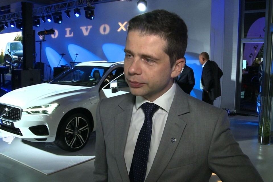 Volvo chce w tym roku sprzedać w Polsce 10 tys. samochodów. Klientów do salonów ma przyciągnąć m.in. nowy model XC60 - Zdjęcie główne