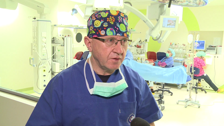 Polscy lekarze wyznaczają standardy w leczeniu uszkodzeń słuchu. W Kajetanach najnowszej techniki diagnostycznej i chirurgicznej uczą się ch - Zdjęcie główne