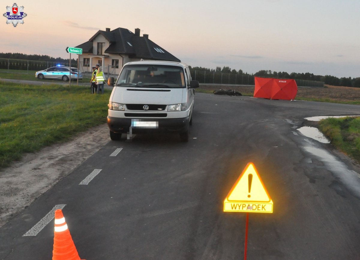 Wypadek w Wólce Zastawskiej: Motocyklista zderzył się z transporterem. Zmarł na miejscu - Zdjęcie główne