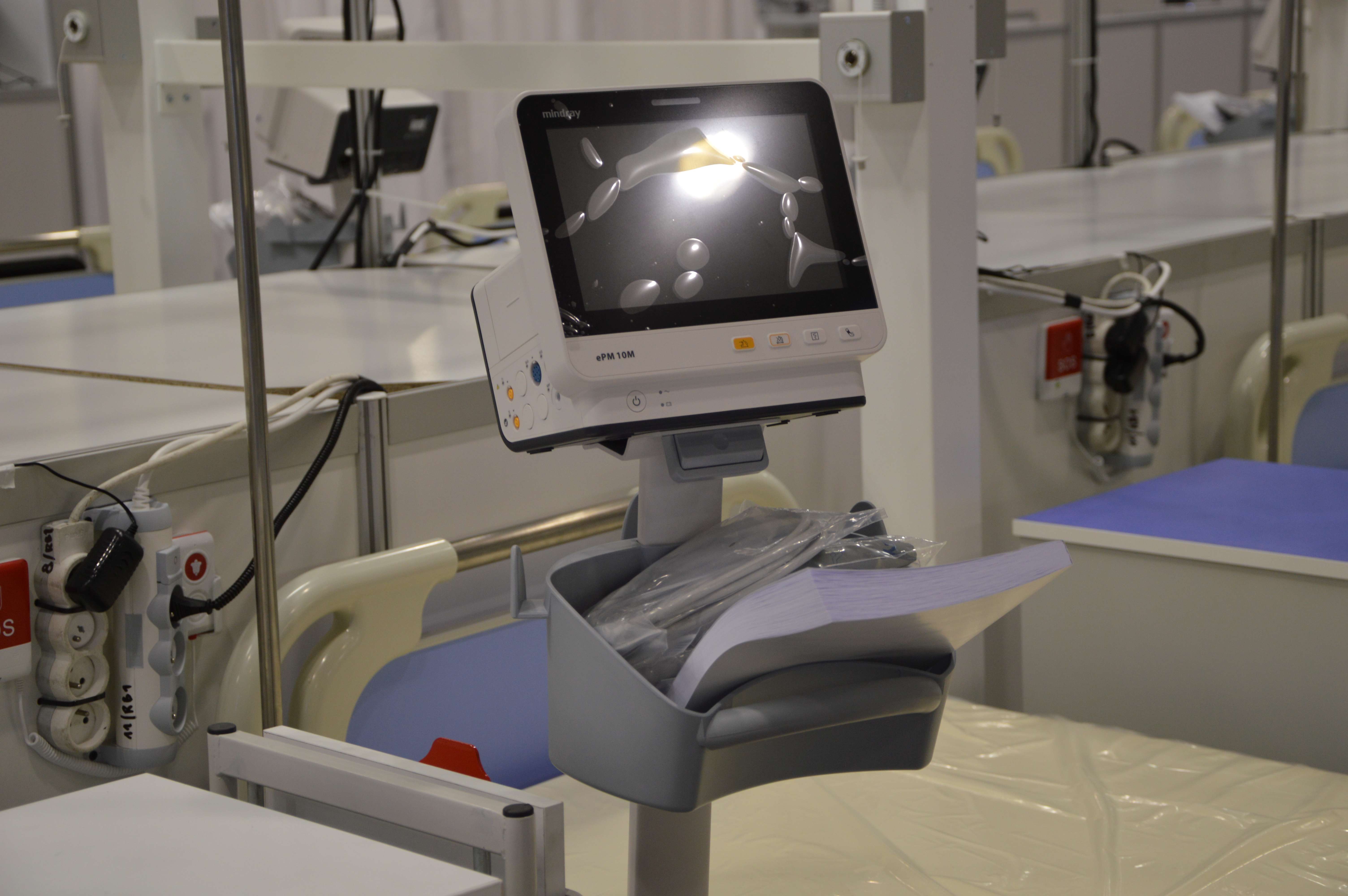 Koronawirus: już czterdzieści szkół z nauką zdalną. Przez tydzień liczba chorych pod respiratorem potroiła się - Zdjęcie główne