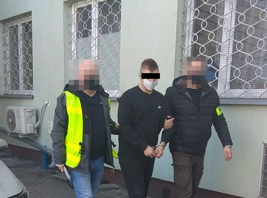 Wybili szyby w aucie i znieważyli policjantów