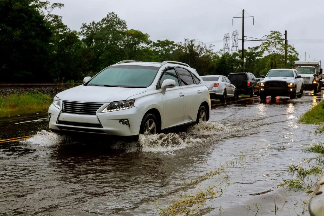 Jak efektywnie korzystać z systemów bezpieczeństwa samochodu w trudnych warunkach? - Zdjęcie główne