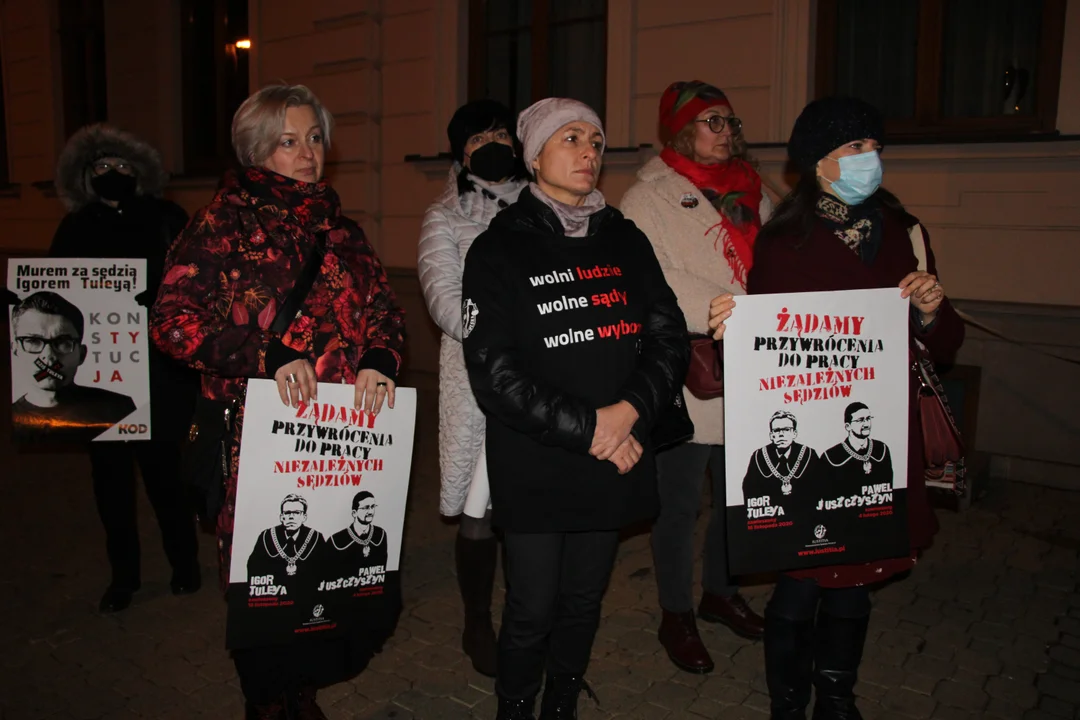 Lublin: Manifestacja "Wspieramy sędziów niezależnych". Uczestnicy: Wolne sądy, wolna Polska! [GALERIA, WIDEO] - Zdjęcie główne
