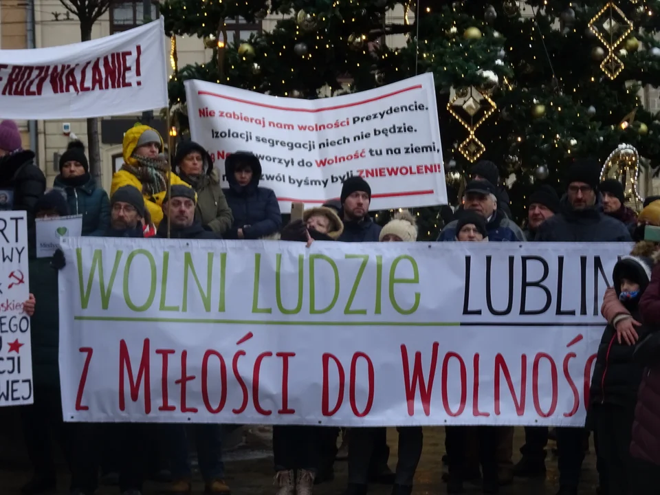 Na Placu Zamkowym w Lublinie odbył się protest przeciwko przymusowym szczepieniom 