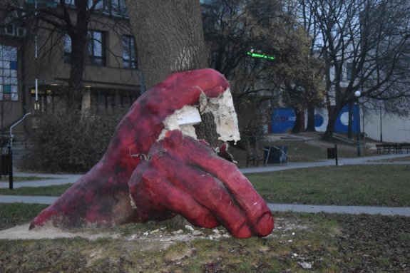 Wandal zniszczył instalację artystyczną na Placu Kaczyńskiego w Lublinie - Zdjęcie główne