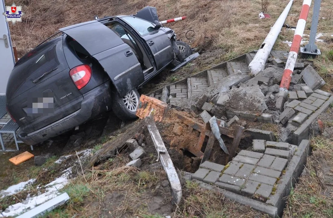 Łuków: Nastolatek zabrał samochód rodzicom. Uderzył w inne auto i uciekł pieszo - Zdjęcie główne