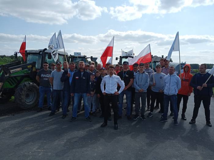 Rolnicy zablokowali drogi. "Morawiecki nas olewa". Nie będziemy pracować za miskę ryżu - Zdjęcie główne