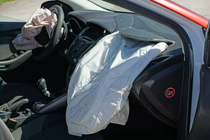 Lublin: Pijany kierowca BMW wjechał w słup oświetleniowy. Pasażerowie trafili do szpitala - Zdjęcie główne