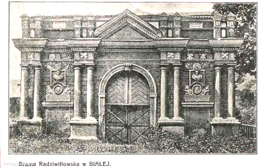 Region w starej fotografii: Fasada bramy wjazdowej do Pałacu Radziwiłłów - Zdjęcie główne