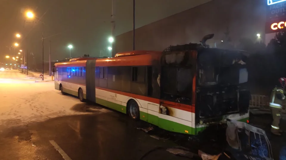 Lublin: Pożar autobusu na ul. Orkana. Ogień wydobywał się z silnika - Zdjęcie główne