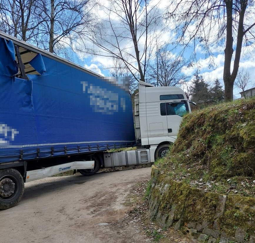 Kierując się nawigacją uszkodził naczepę, budynki i zablokował drogę