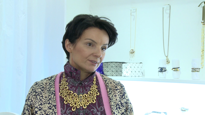 Biżuteria powinna być dopasowana do charakteru pracy. Nie może być krzykliwa, zbyt kolorowa ani tandetna - Zdjęcie główne
