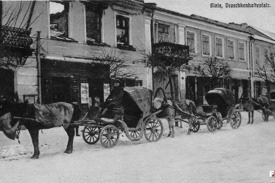 Region w starej fotografii: Parking dorożek na bialskim dzisiejszym Placu Wolności - Zdjęcie główne