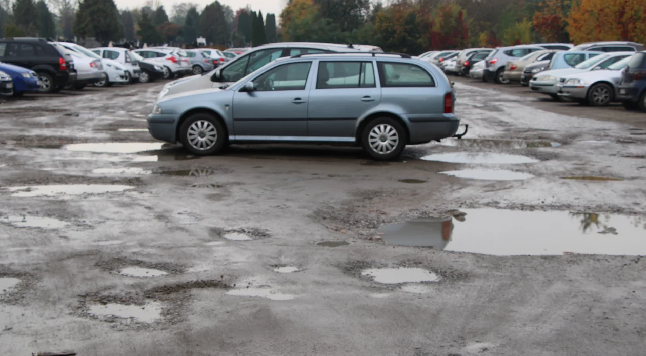 To ostatnie Święta Zmarłych w takich warunkach? Parking przy cmentarzu w Lubartowie ma być zmodernizowany (zdjęcia) - Zdjęcie główne