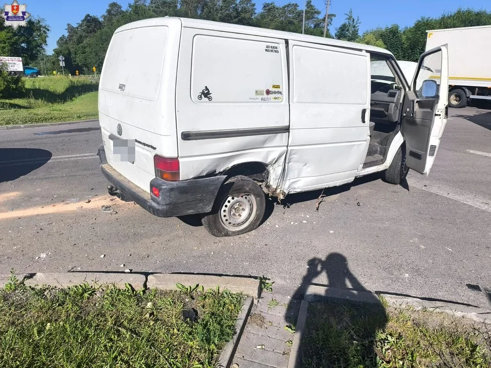 Lubelskie: Samochód sam wezwał służby po zderzeniu Volkswagena, BMW i Audi. Jedna osoba w szpitalu
