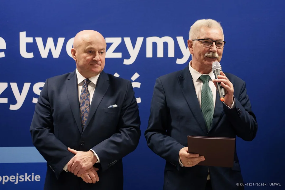 W Krasniku marszałek wjewództwa wręczył 17 samorządowcom umowy o dofinasowanie projektów związanych z kształceniem zawodowym