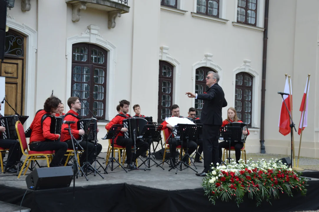 W Dniu Flagi w  Muzeum w  Kozłówce zagrała koncert radzyńska Kameralna Orkiestra Akordeonowa Arti – Sentemo - Zdjęcie główne