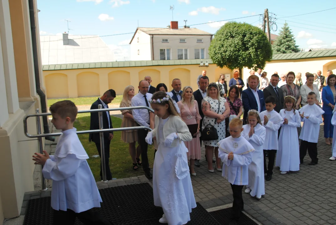 Uczniowie z klas III A i III C z SP nr 2 w Opolu Lubelskim przystąpili do I Komunii Świętej 3 czerwca o godz. 10