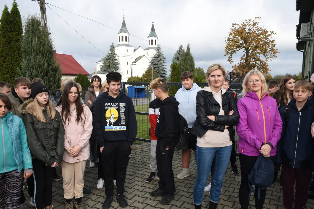 108 uczniów szukało skarbu  w grze terenowej w Wilczyskach!(ZDJĘCIA) Quest to zabawa i nauka w jednym! - Zdjęcie główne