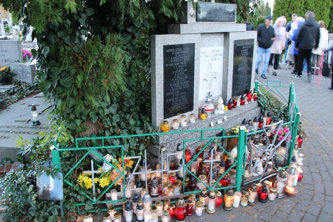 Pomnik upamiętniający zabitych harcerzy i harcerki w 1945 roku