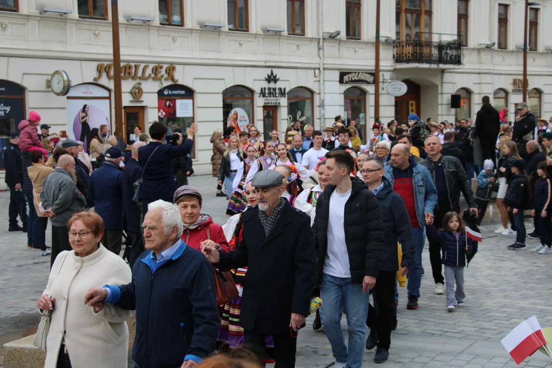 Obchody 3 maja w Lublinie. Mieszkańcy zatańczyli wspólnie Poloneza