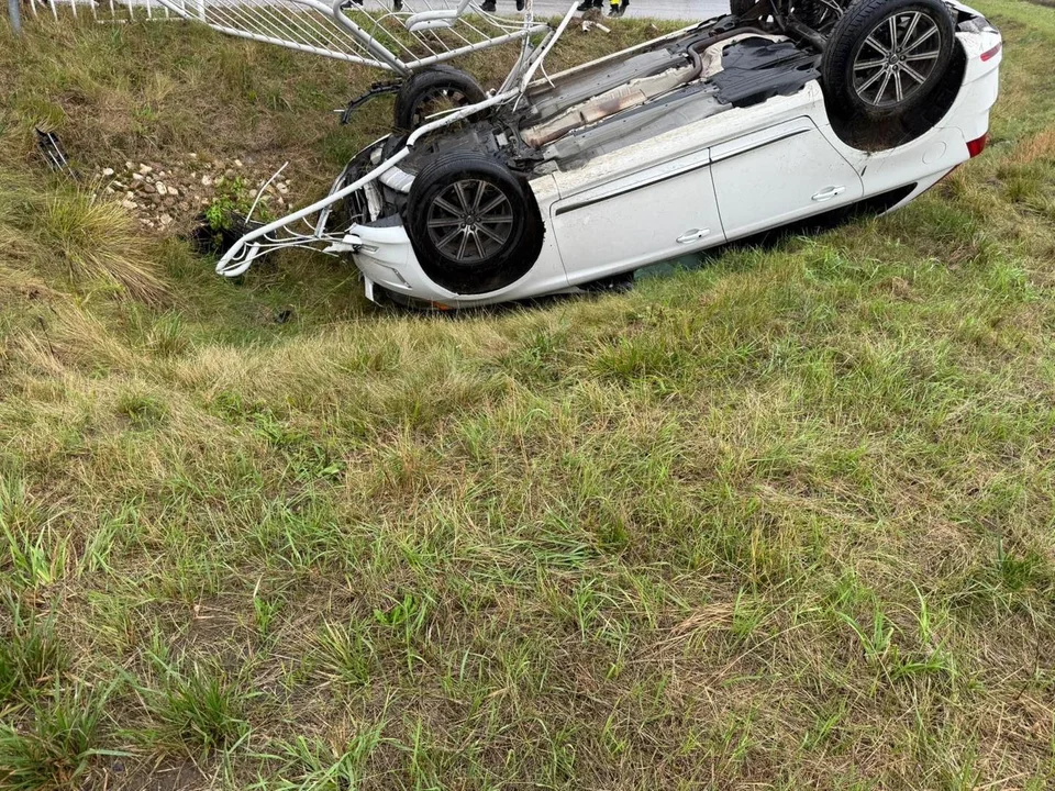 Dachowanie na S17. Kierująca volvo miała wyjątkowe szczęście