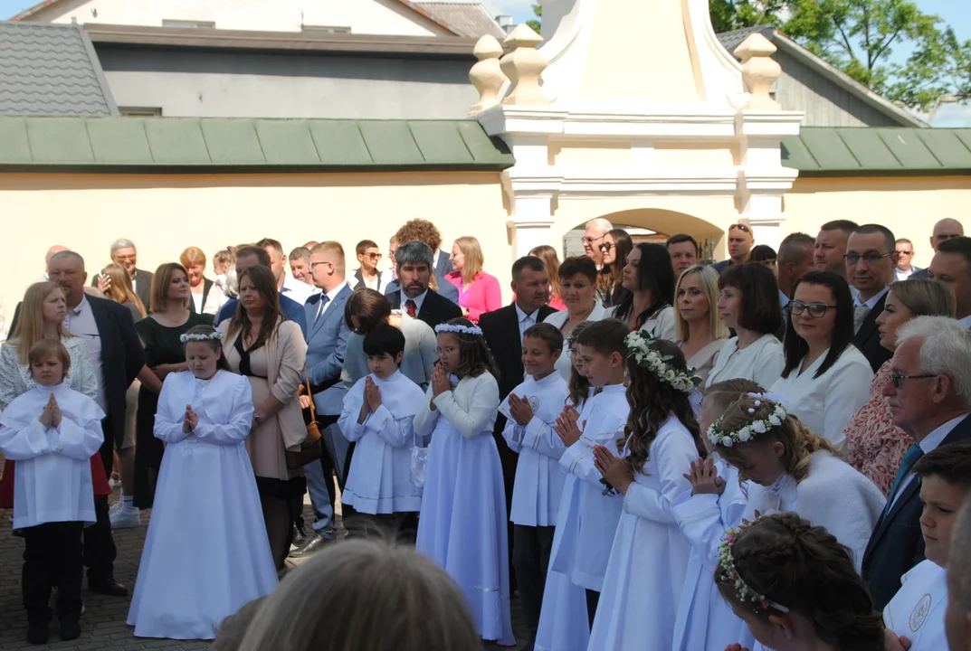 Uczniowie z klas III A i III C z SP nr 2 w Opolu Lubelskim przystąpili do I Komunii Świętej 3 czerwca o godz. 10