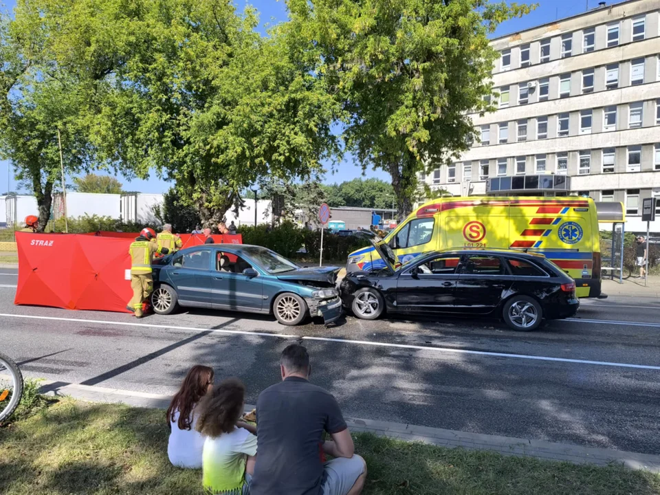 Trwa walka o życie rowerzystki potrąconej na ul. Dęblińskiej (zdjęcia) - Zdjęcie główne