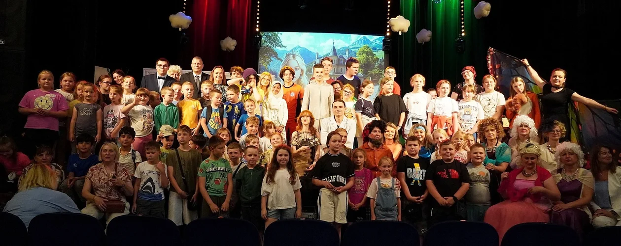 „Śnieżka” zachwyciła publiczność. Wyjątkowy spektakl na scenie Radzyńskiego Ośrodka Kultury - Zdjęcie główne