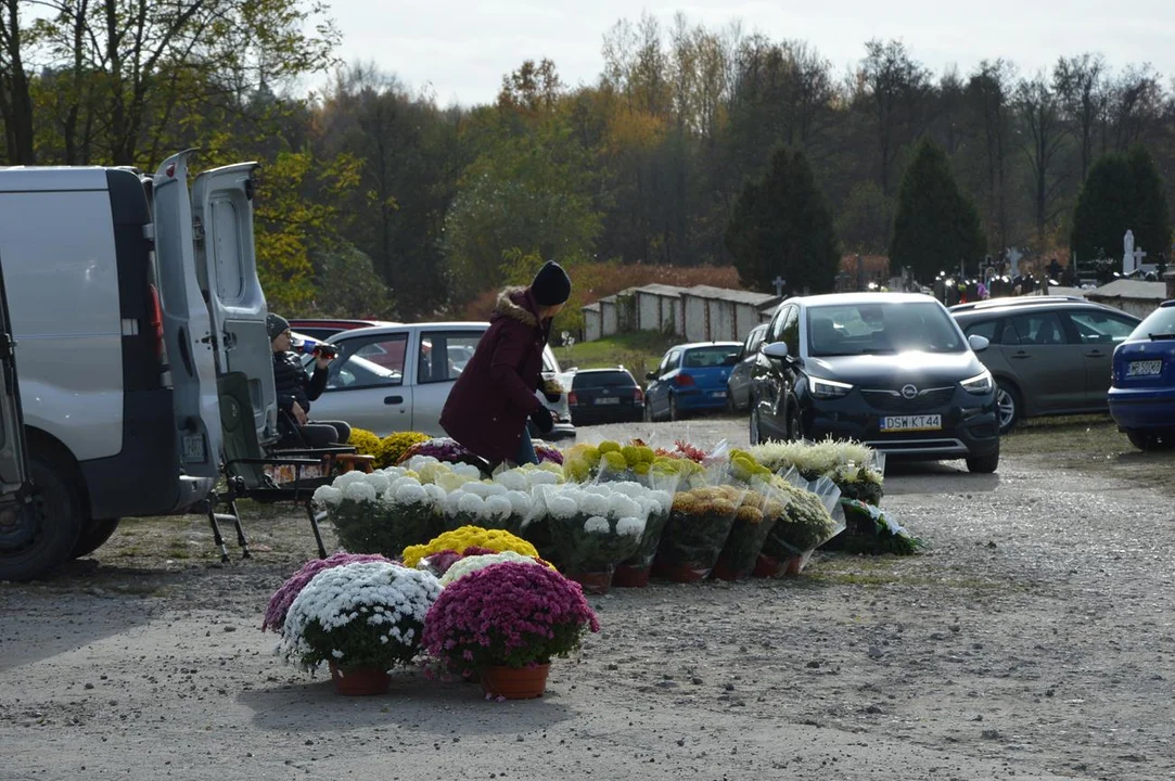 Przedświąteczny ruch przy cmentarzach w Chodlu i Poniatowej