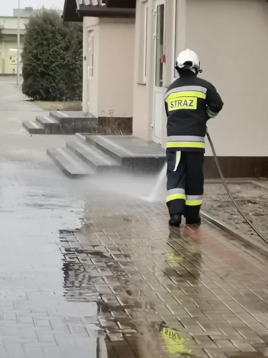 Plama oleju na ul. Szkolnej w Adamowie