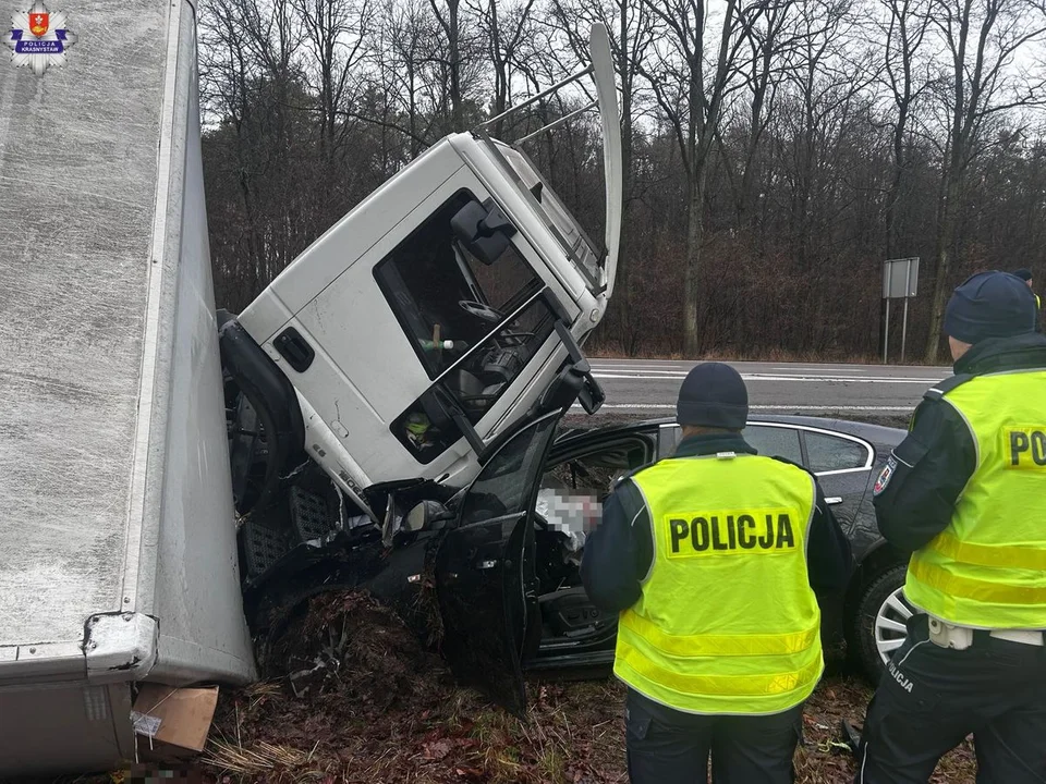 Lubelskie: Czołówka osobówki i ciężarówki na krajowej 17-stce. 2 osoby w ciężkim stanie