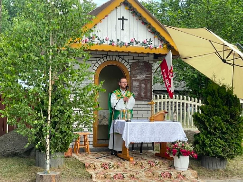 Przy kapliczce w Woli Dużej modlili się za pomordowanych partyzantów. Wspomnie bohaterów spod Osuch (foto) - Zdjęcie główne