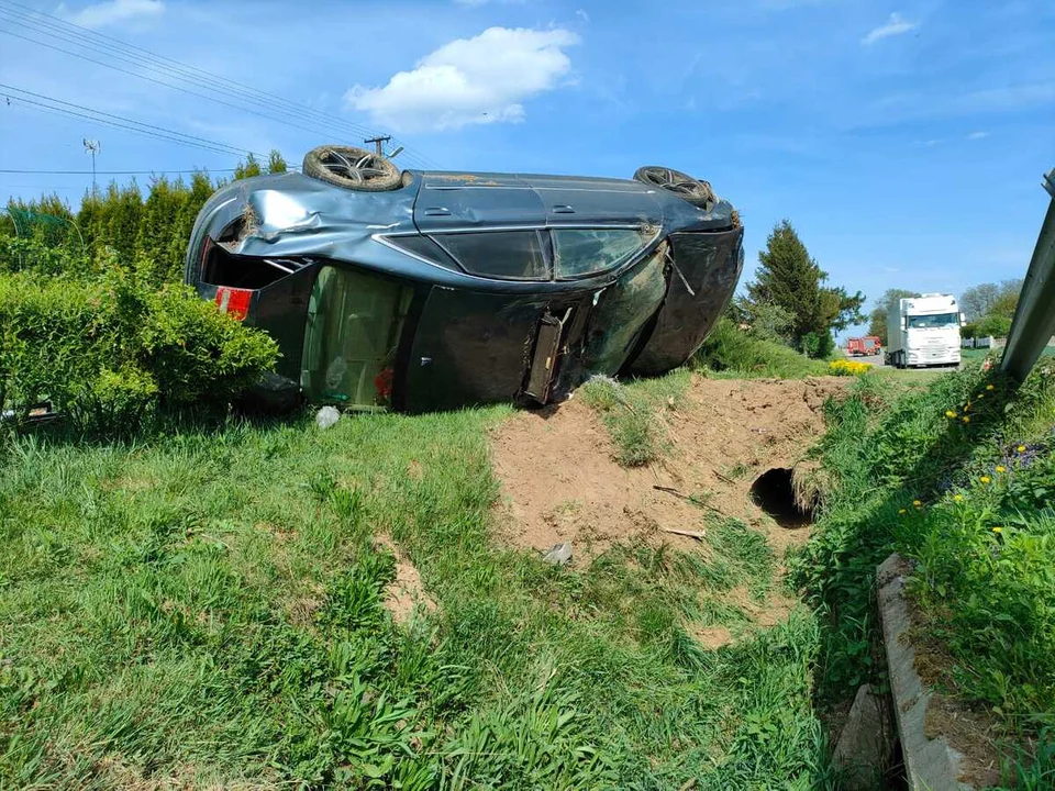 Powiat tomaszowski: Audi zjechało na pobocze i dachowało. 4 osoby w szpitalu