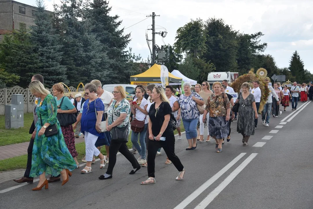 Dożynki Powiatowe w Drelowie 2023. Korowód i prezentacja wieńców