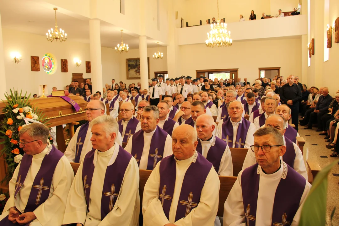 Pogrzeb Ks. Zbigniew Hackiewicz. Proboszcza parafii w Jedlance pożegnała setka duchownych