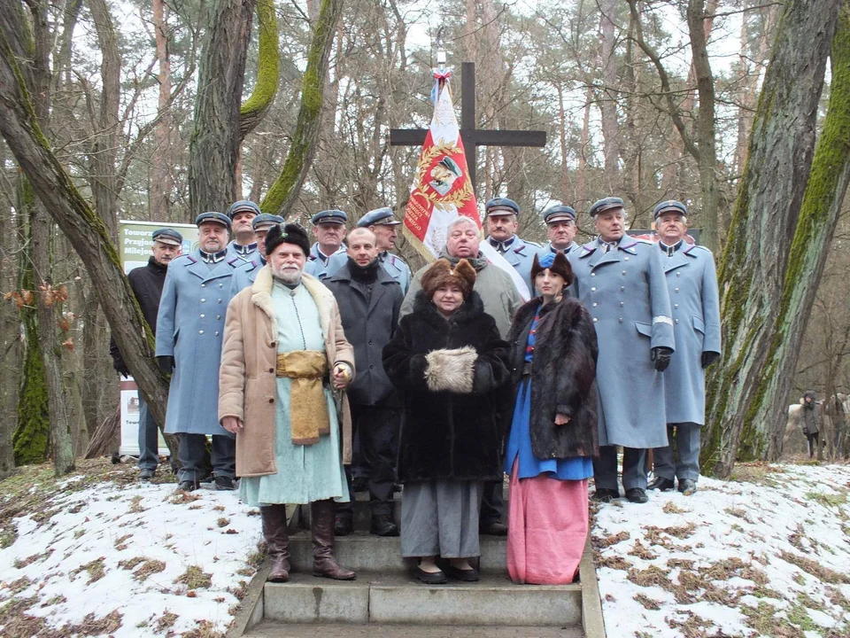 Uroczystości przy mogile powstańców w Klarowie - Zdjęcie główne