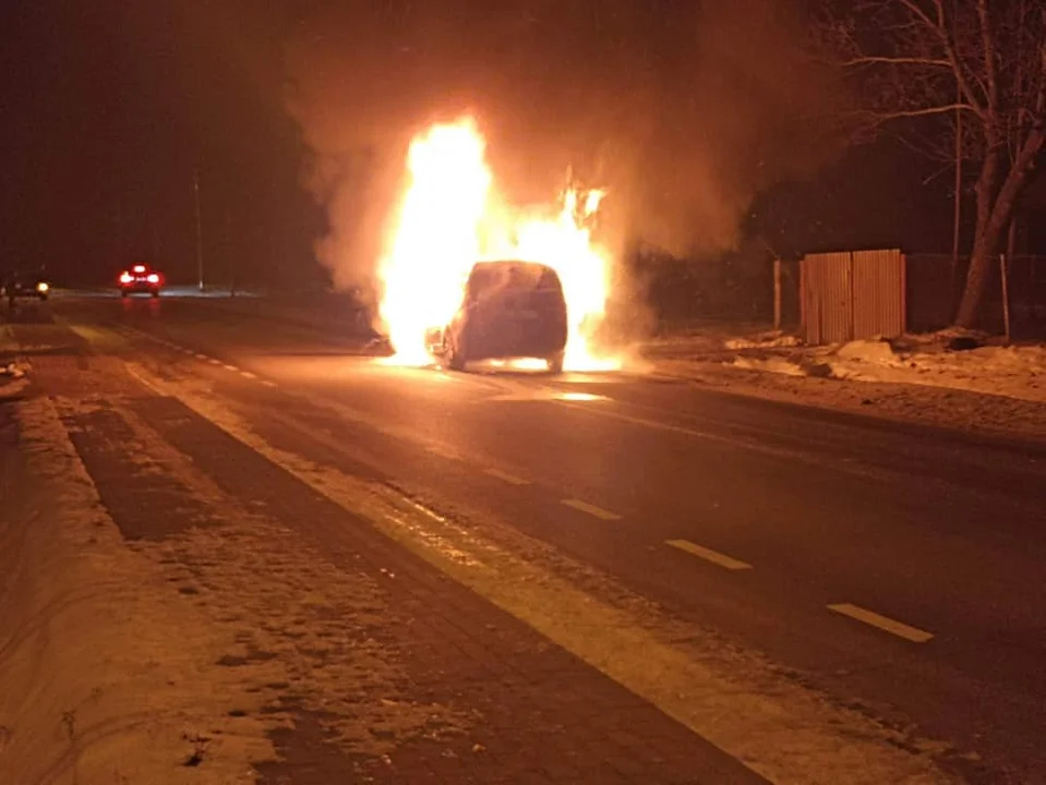 Samochód zapalił się na drodze. (zdjęcia) Akcja strażaków - Zdjęcie główne