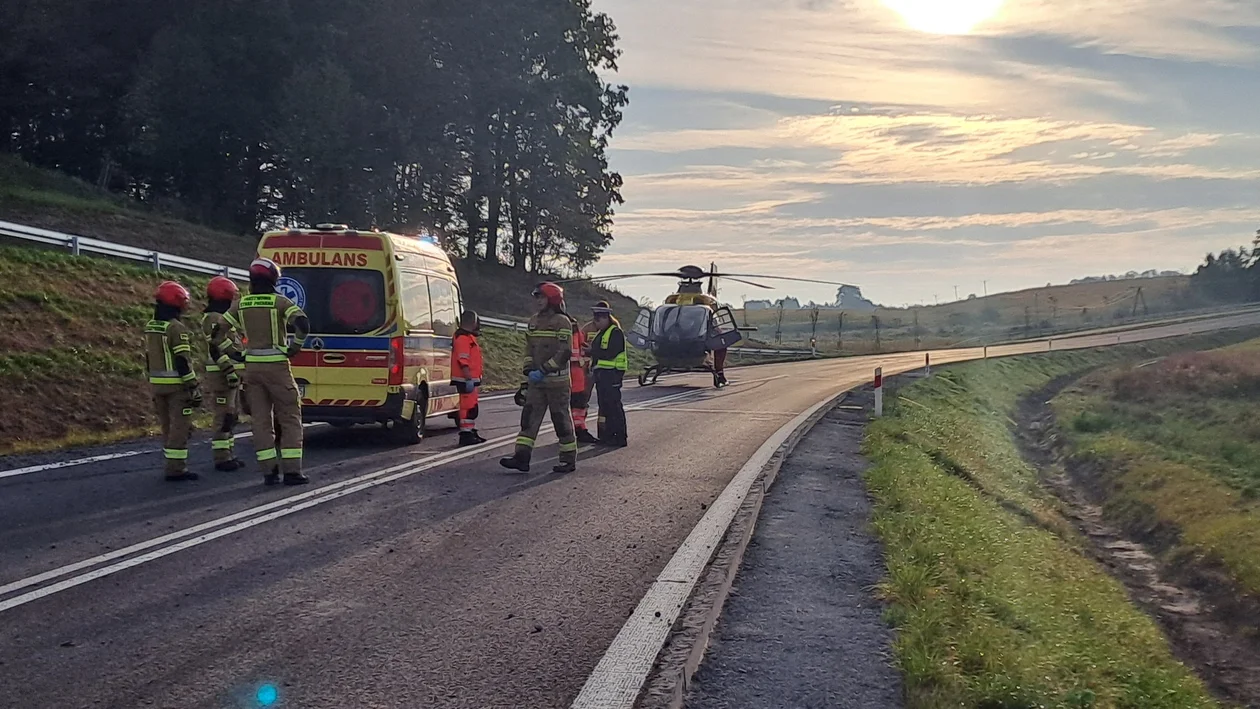 Zderzenie samochodu osobowego i ciężarówki na obwodnicy Nałęczowa