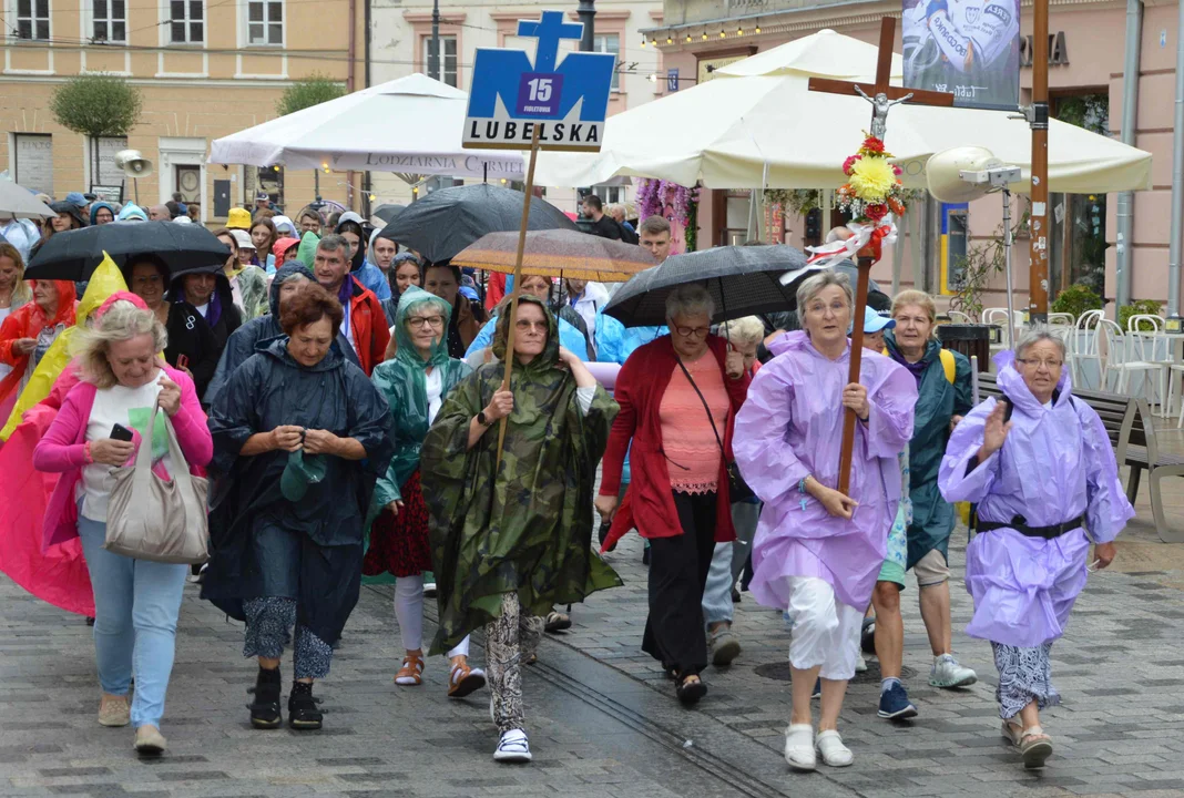 Wierni z powiatu łęczyńskiego na Lubelskiej Pieszej Pielgrzymce na Jasną Górę [ZDJĘCIA] - Zdjęcie główne