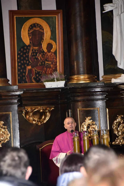Biskup Grzegorz Suchodolski odwiedził Parafię Podwyższenia Krzyża Św. Ingres Biskupa z plebanii do kościoła i msza święta