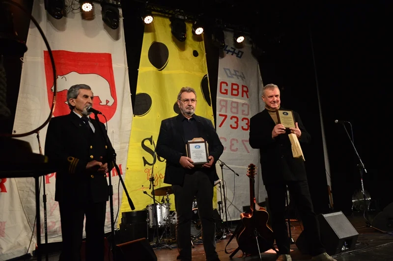 Klub Żeglarski KORAB świętował XXV lat istnienia. Na jubileuszu zagrał kultowy zespół szantowy EKT Gdynia - Zdjęcie główne