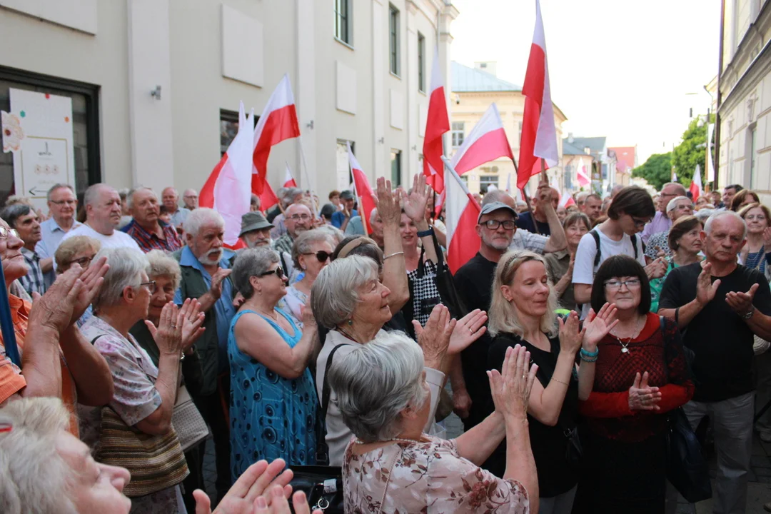 Tłum na pikiecie w centrum miasta. Bronili kontrowersyjnego księdza (ZDJĘCIA) - Zdjęcie główne