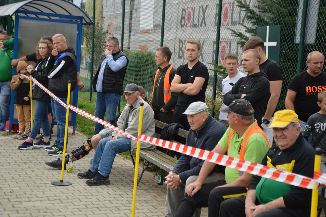 Kibice na meczu Żyrzyniak Żyrzyn z KS Amator Leopoldów - Rososz