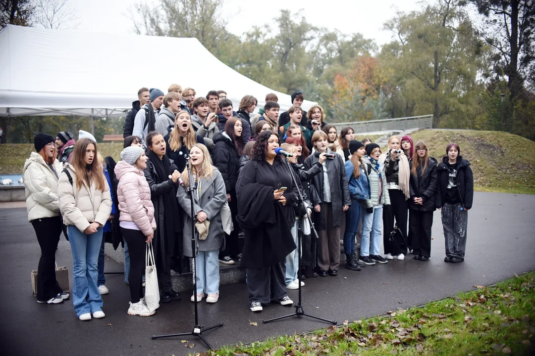 Lublin: otworzono alei Europejskiej Stolicy Młodzieży i zakopano kapsułę czasu [ZDJĘCIA]