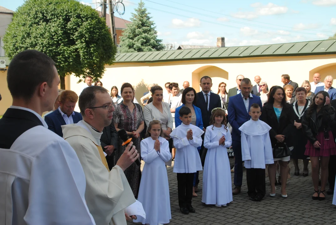 Uczniowie z klas III A i III C z SP nr 2 w Opolu Lubelskim przystąpili do I Komunii Świętej 3 czerwca o godz. 10