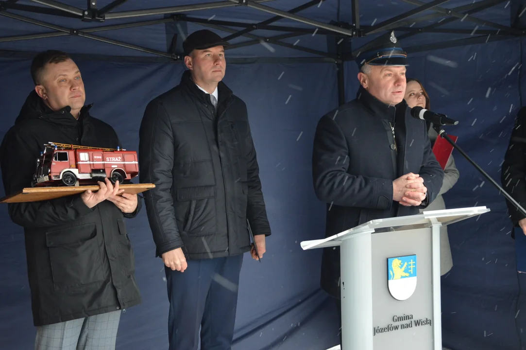 Uroczystość przekazania samochodu strazackiego dla OSP w Chruślinie